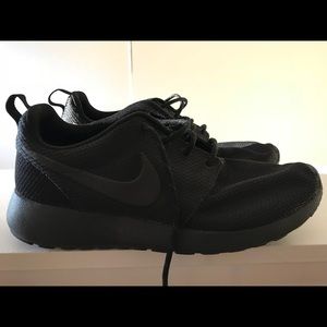Nike roshe, all black, worn a few times